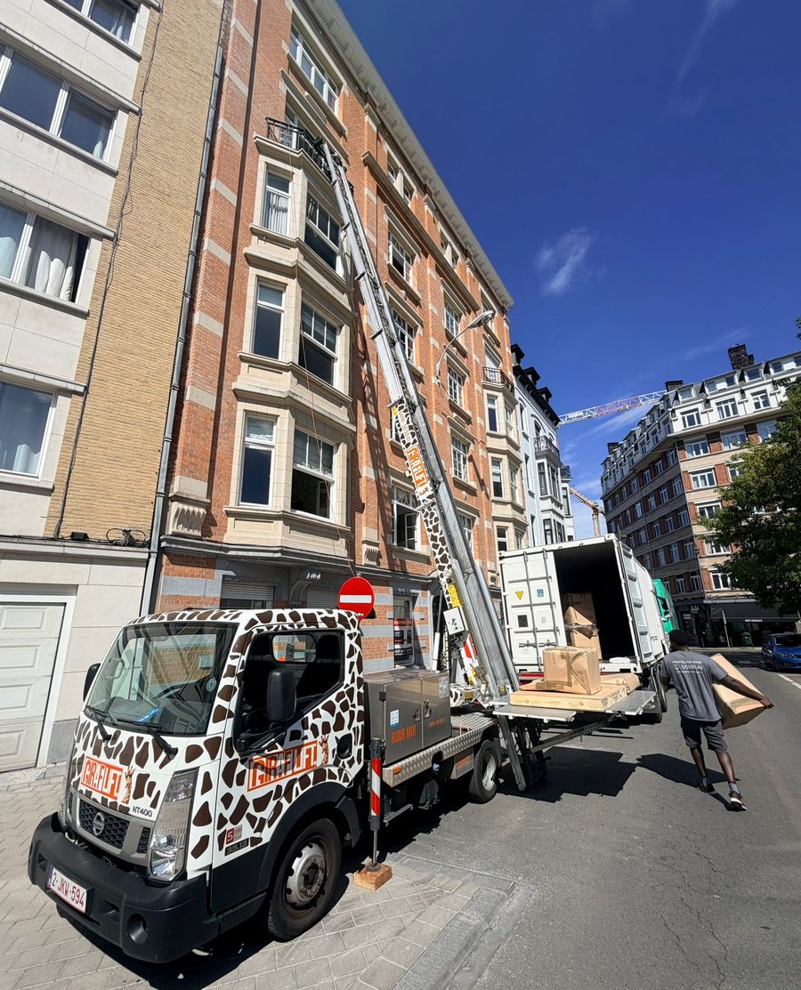 Monte-meuble GirafeLift en action lors d'un déménagement à Bruxelles